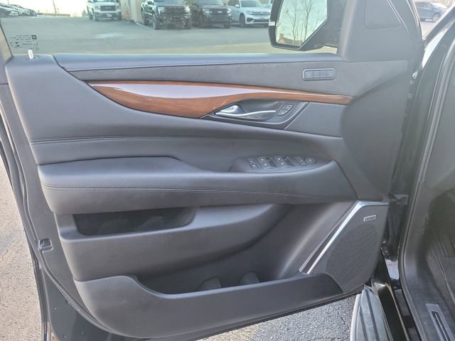 Used 2020 Cadillac Escalade Luxury w/ Escalade Sport Edition image 25