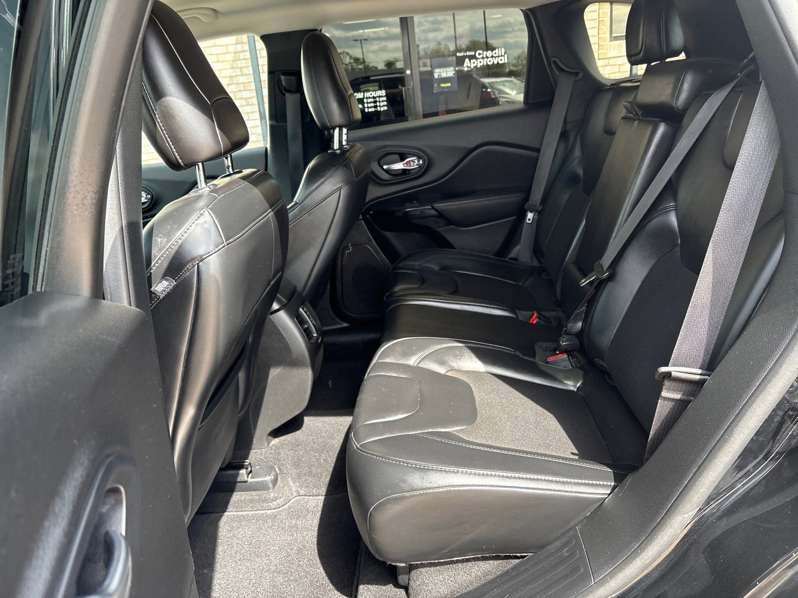 Used 2021 Jeep Cherokee Latitude Plus AWD/4WD image 4