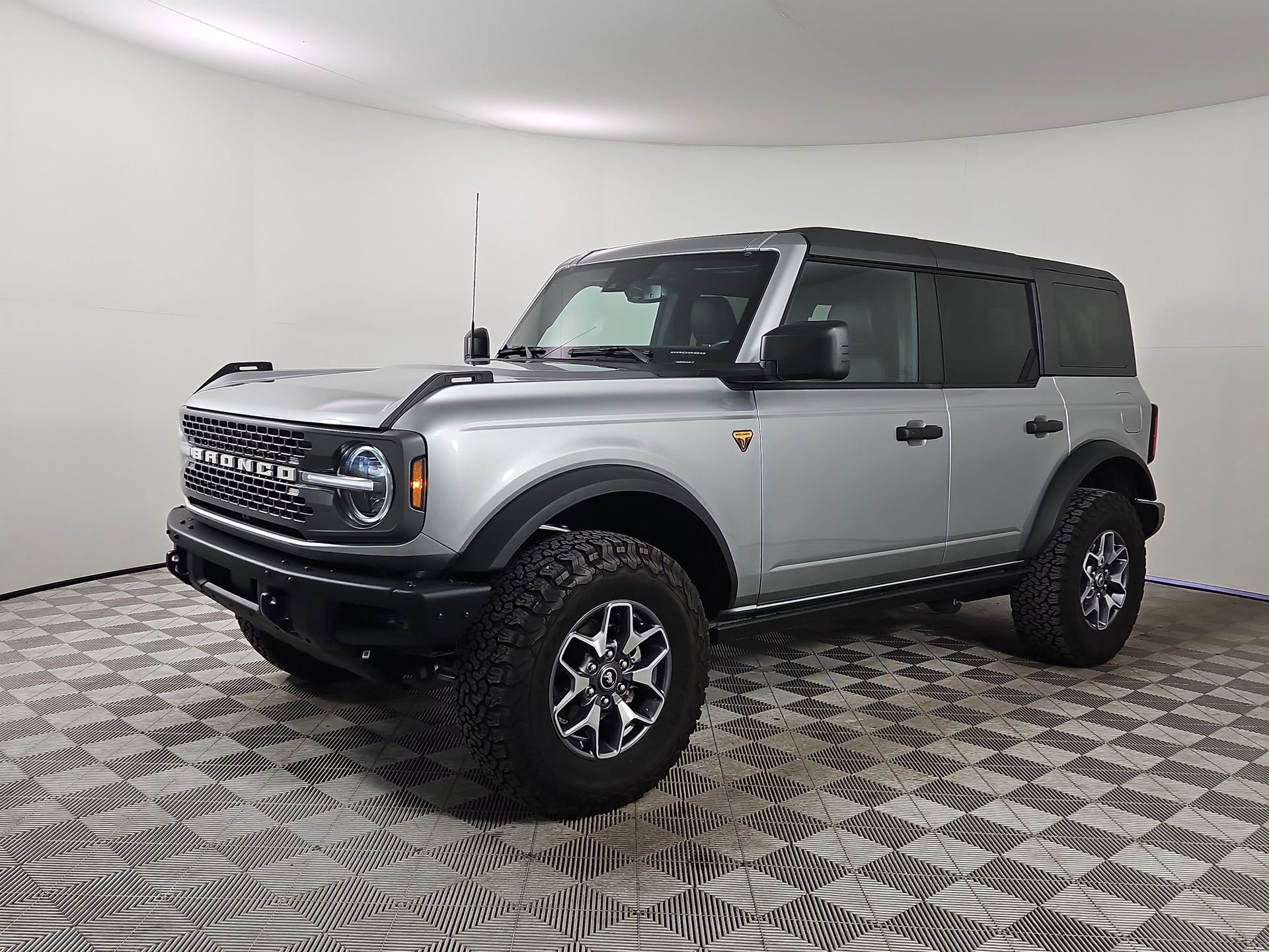 Used 2024 Ford Bronco Badlands image 3