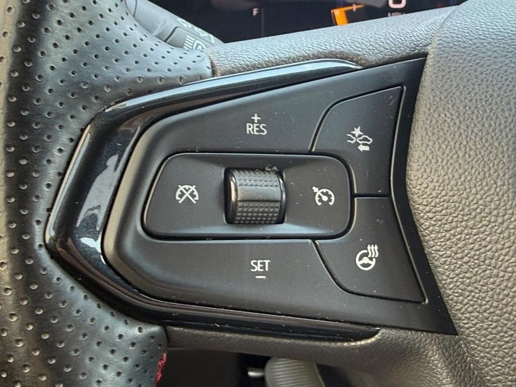 Used 2025 Chevrolet Trax RS w/ Sunroof Package FWD image 21