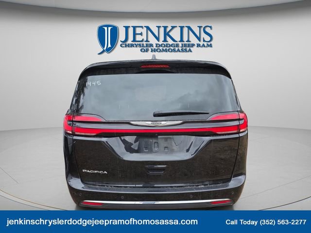 Certified 2024 Chrysler Pacifica Touring-L image 4