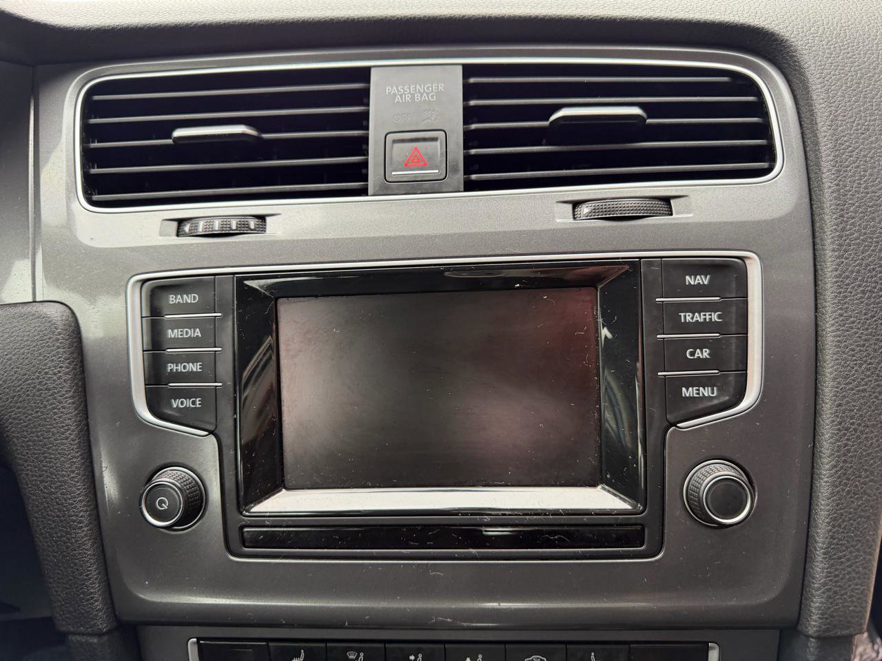 Used 2015 Volkswagen e-Golf SEL Premium image 32