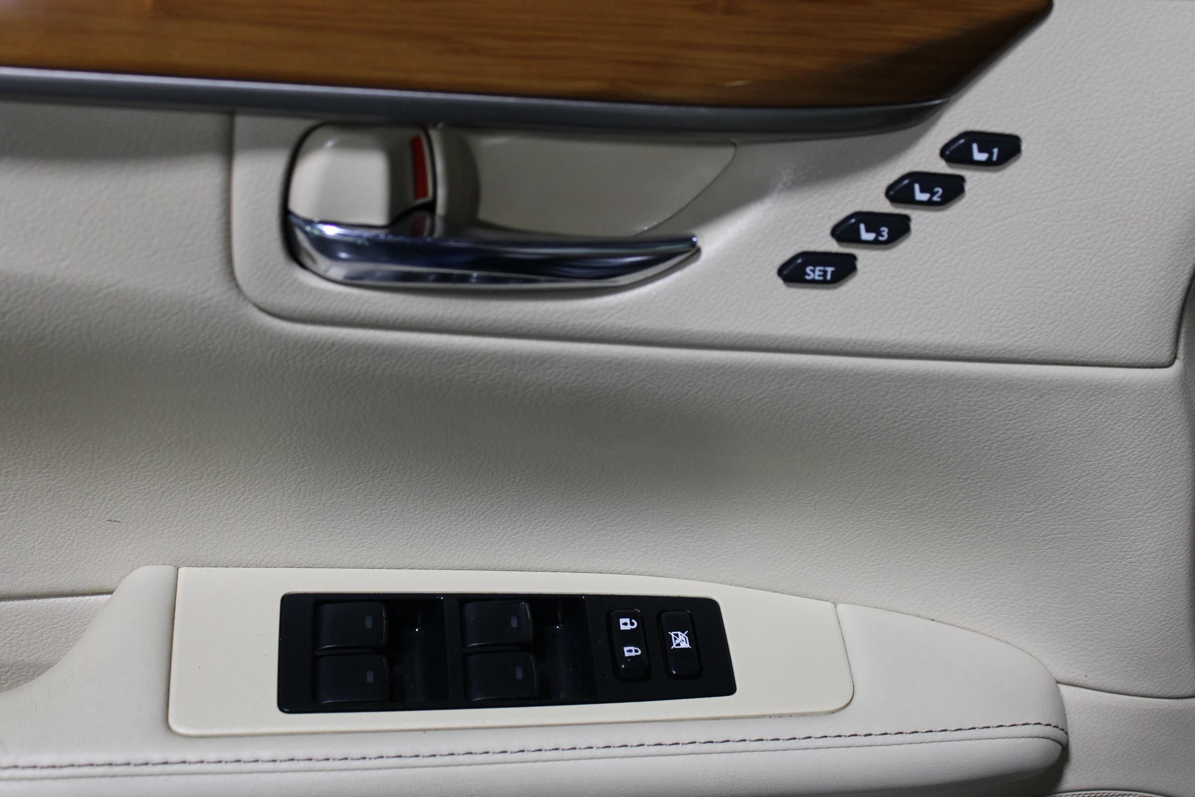 Used 2013 Lexus ES 300h w/ Luxury Pkg FWD image 9