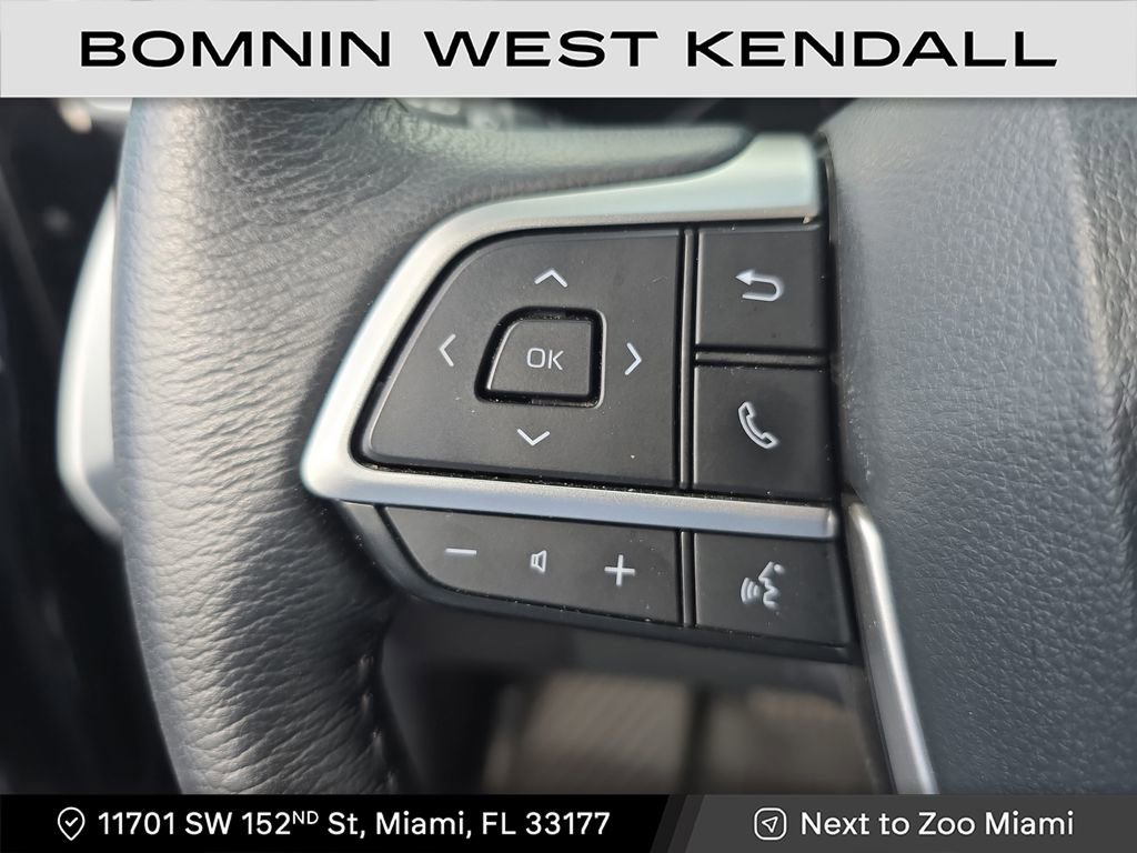 Used 2025 Toyota Sienna XLE image 18
