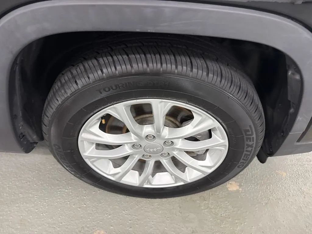 Used 2019 Jeep Cherokee Latitude w/ Popular Appearance Group FWD image 4
