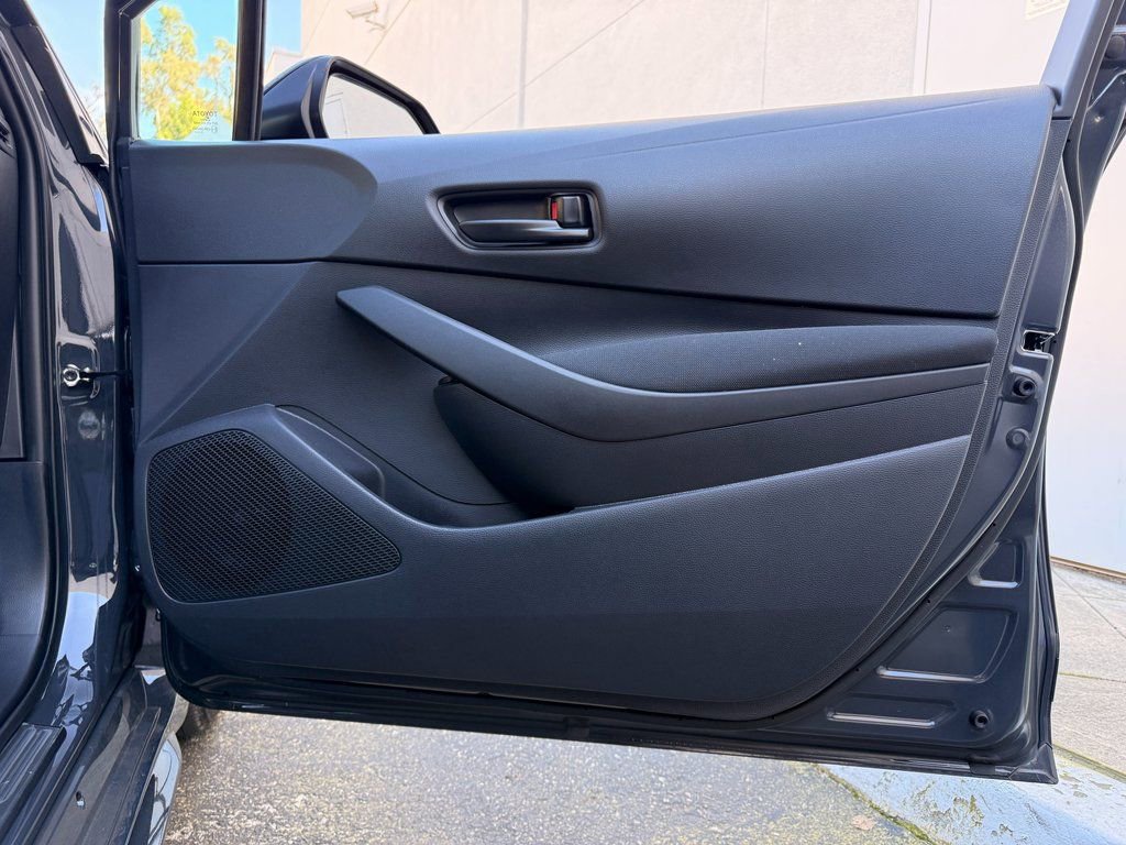 Used 2025 Toyota Corolla LE image 28