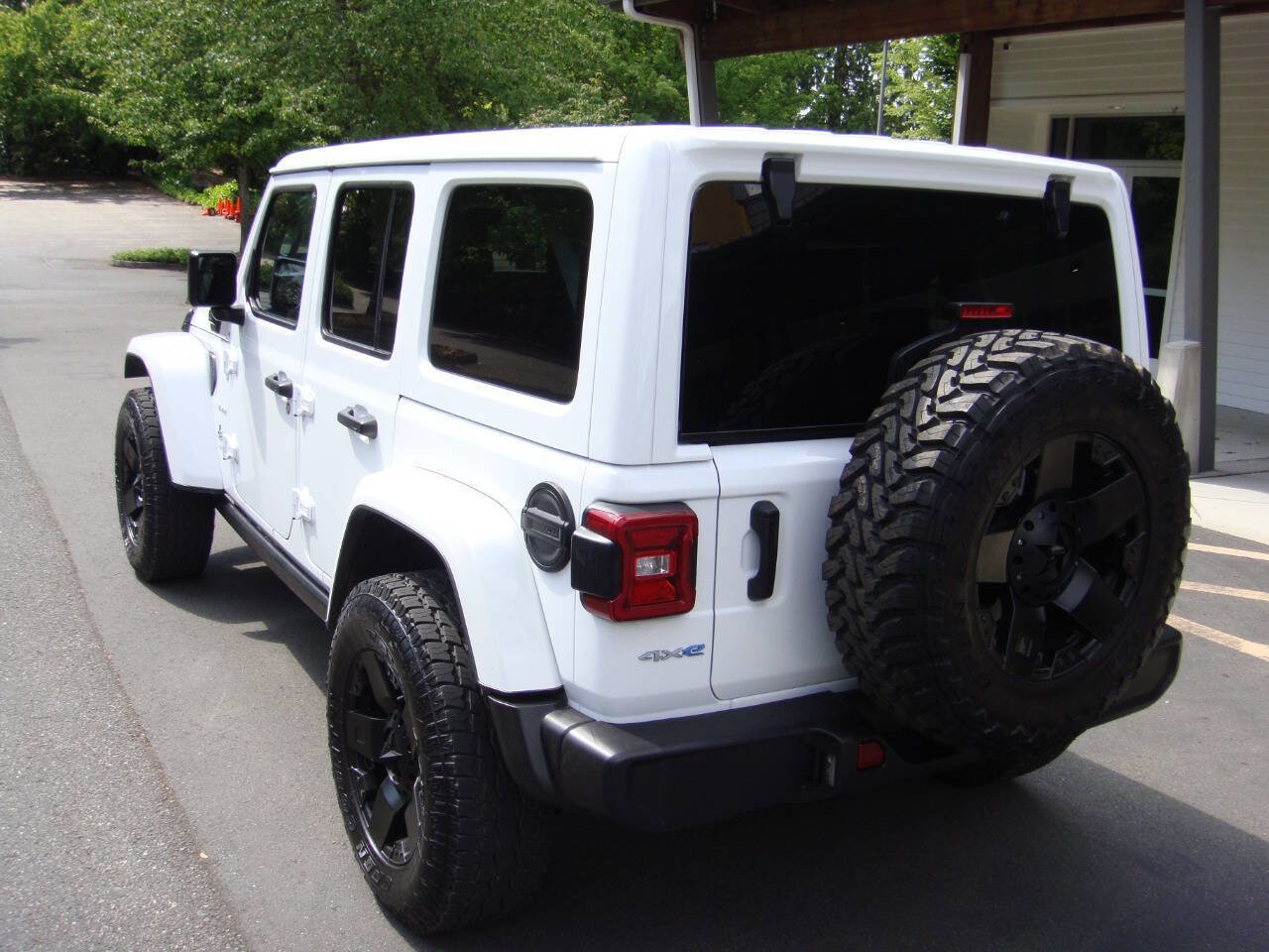 Used 2022 Jeep Wrangler Unlimited Sahara w/ Cold Weather Group image 10