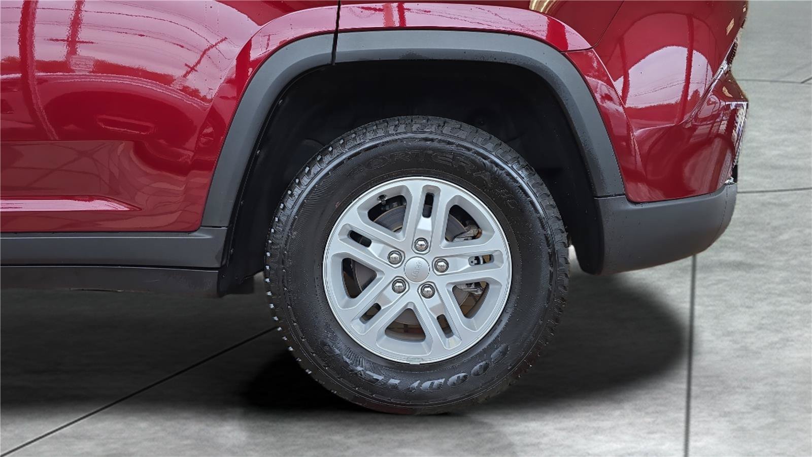 Used 2025 Jeep Grand Cherokee Laredo w/ Trailer Tow Package AWD/4WD image 29