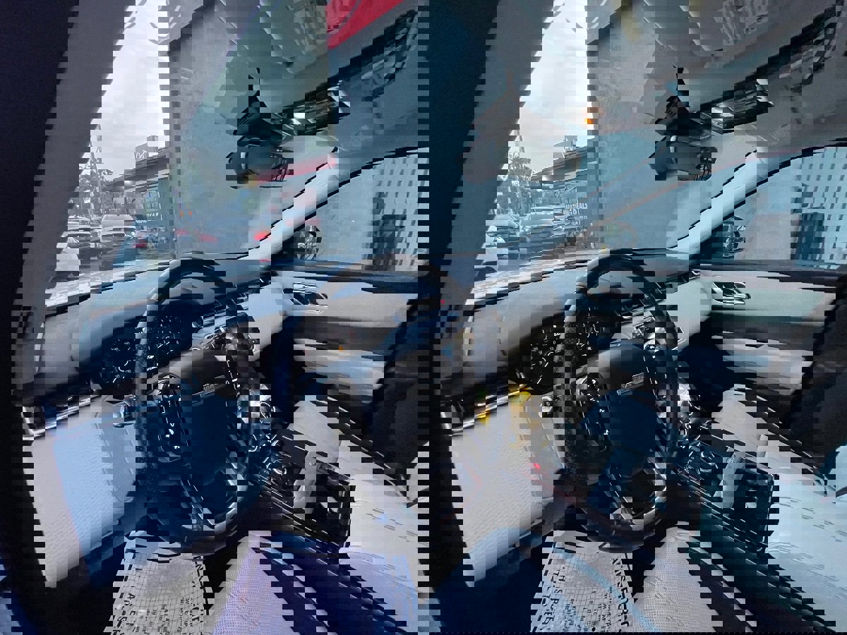 Used 2019 Land Rover Range Rover Velar S image 9