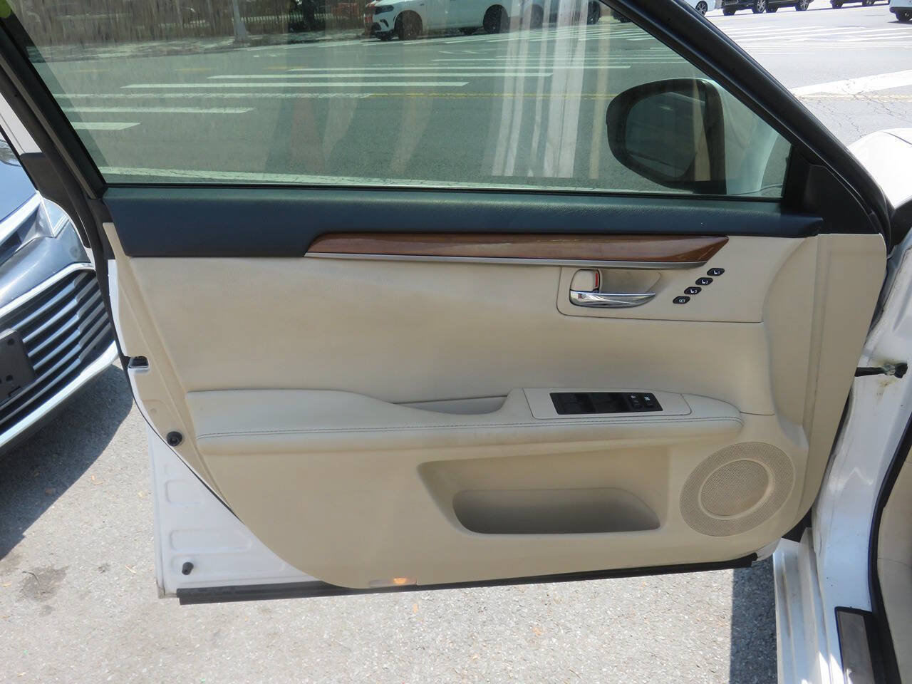 Used 2015 Lexus ES 300h w/ Premium Package w/Bamboo Trim FWD image 27
