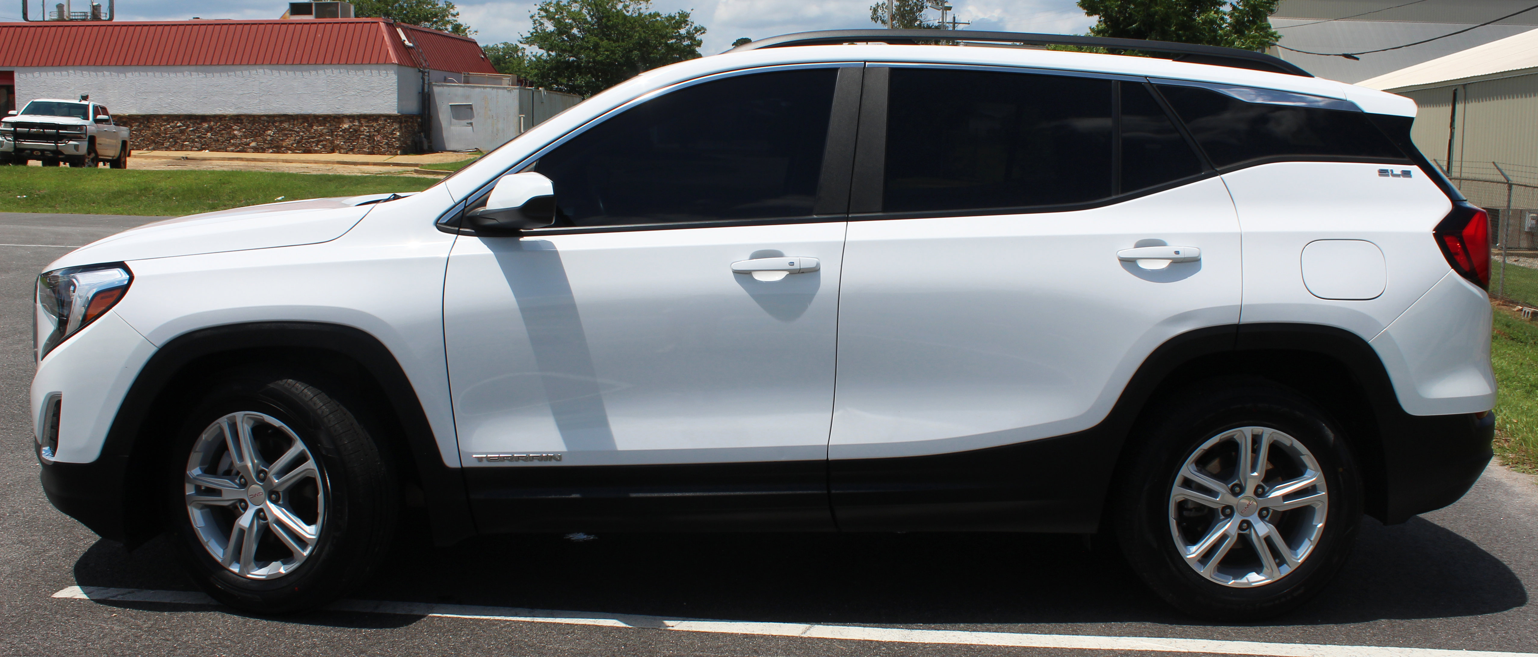 Used 2021 GMC Terrain SLE w/ Driver Convenience Package image 2
