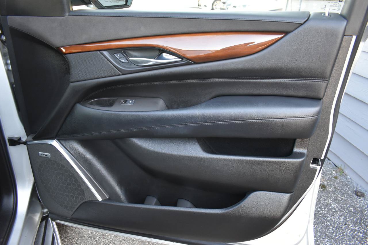 Used 2016 Cadillac Escalade Luxury AWD/4WD image 39
