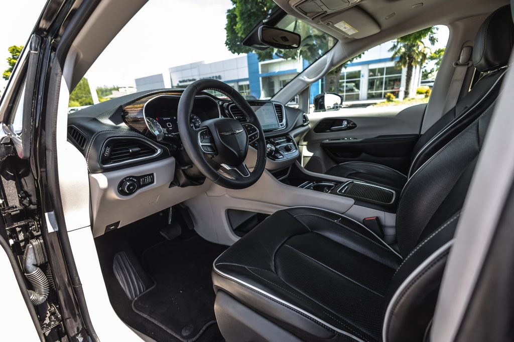 Used 2024 Chrysler Pacifica Limited FWD image 18