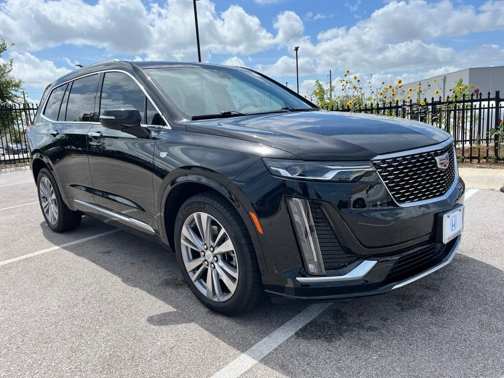 Used 2023 Cadillac XT6 Premium Luxury w/ Technology Package FWD image 3