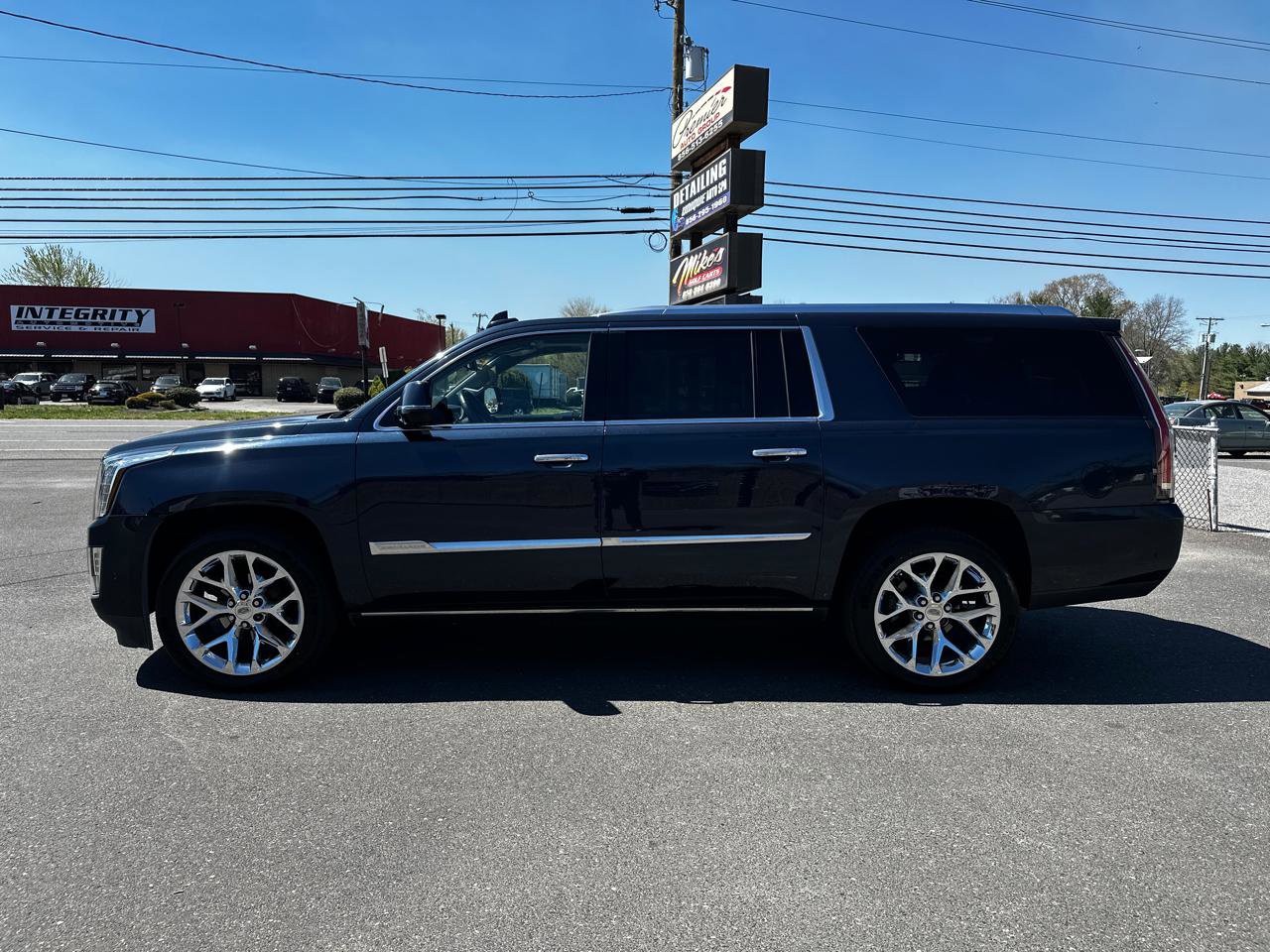 Used 2017 Cadillac Escalade ESV Premium Luxury AWD/4WD image 8