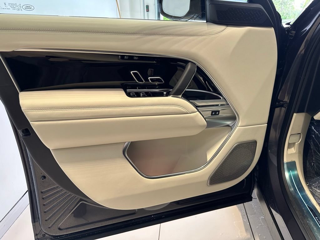 New 2025 Land Rover Range Rover Autobiography AWD/4WD image 28