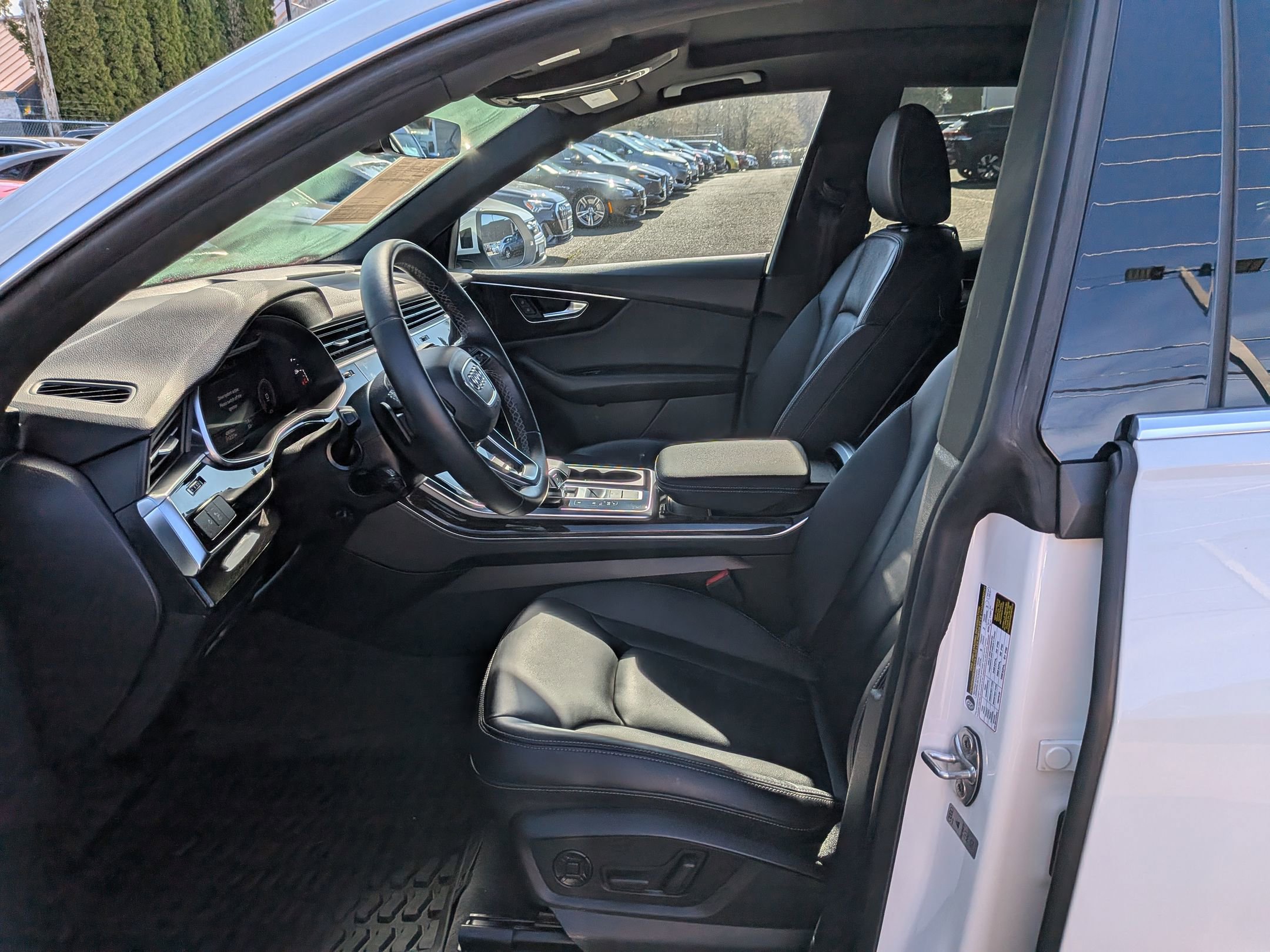 Used 2022 Audi Q8 Premium image 13