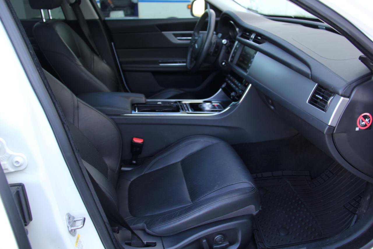Used 2016 Jaguar XF Prestige RWD image 29