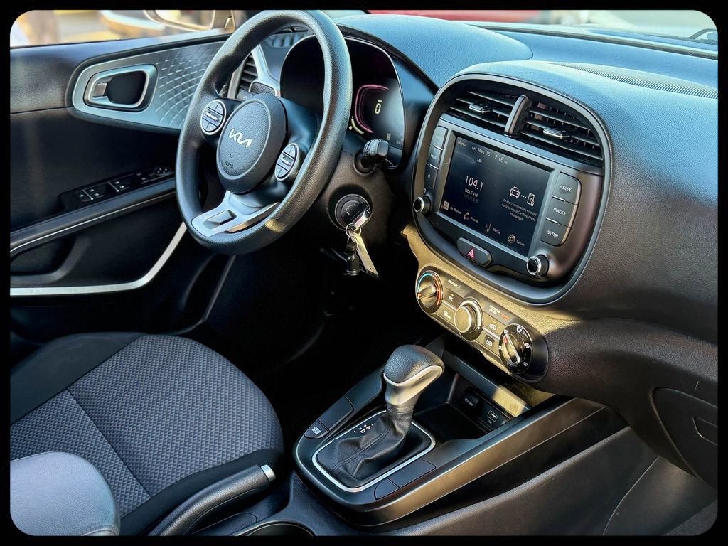 Used 2025 Kia Soul LX w/ LX Technology Package FWD image 13