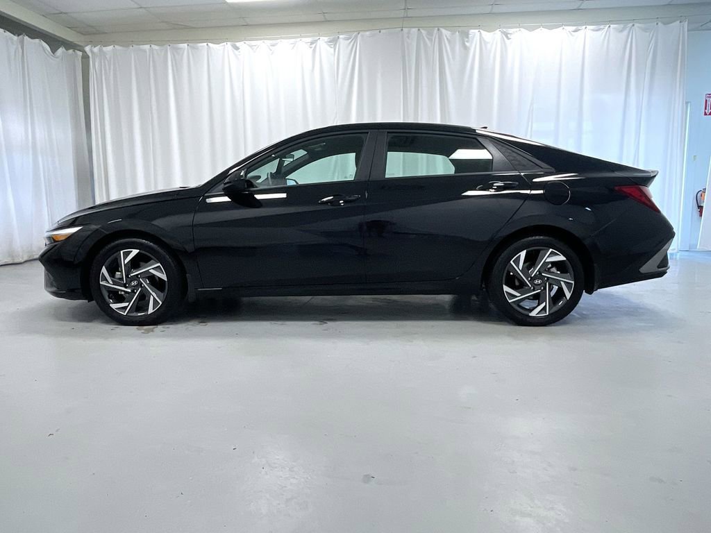 Used 2025 Hyundai Elantra Sport image 2