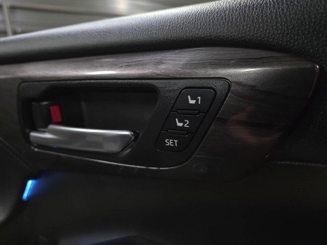 Used 2020 Toyota Highlander Limited image 32