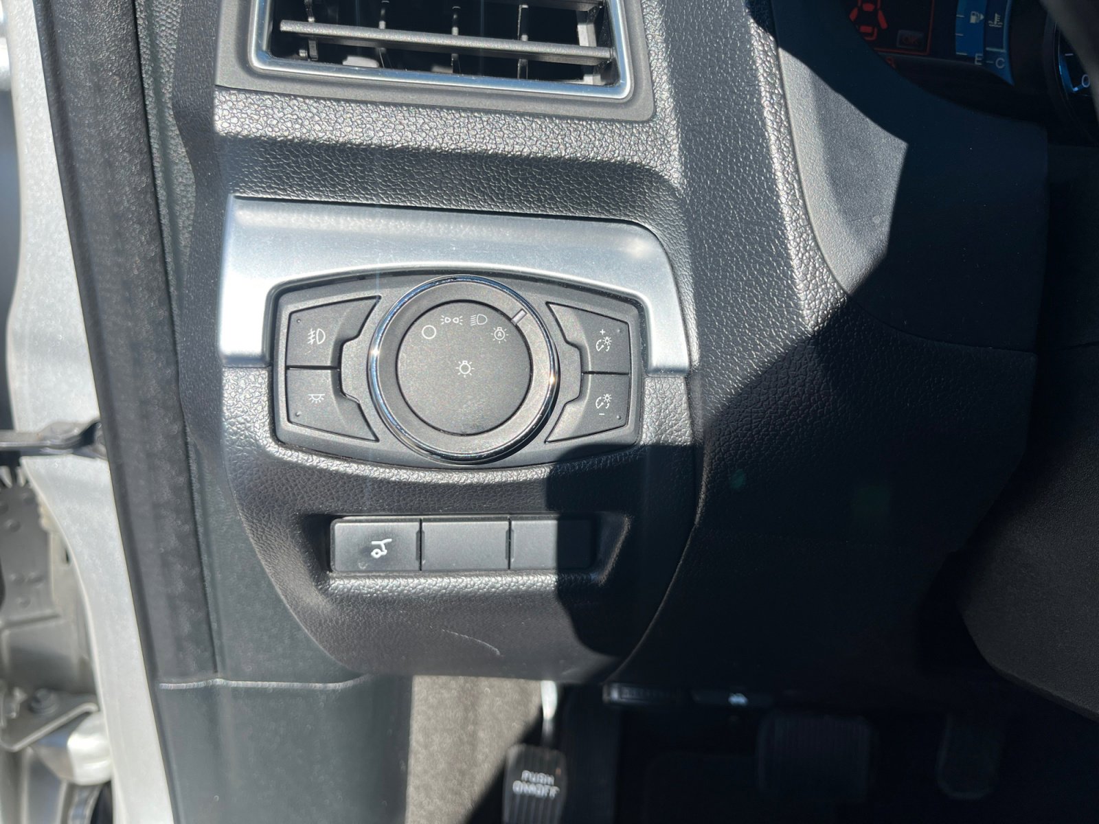 Used 2018 Ford Explorer Limited w/ Ford Safe & Smart Package image 33