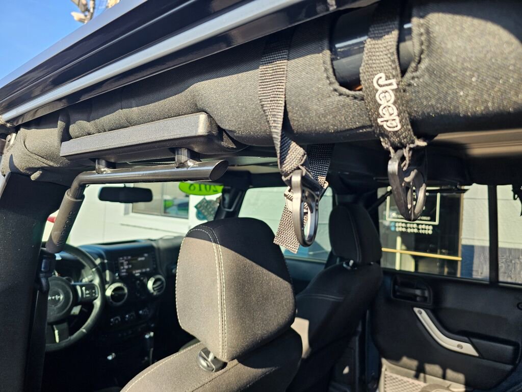 Used 2018 Jeep Wrangler Unlimited Sahara w/ Connectivity Group image 23