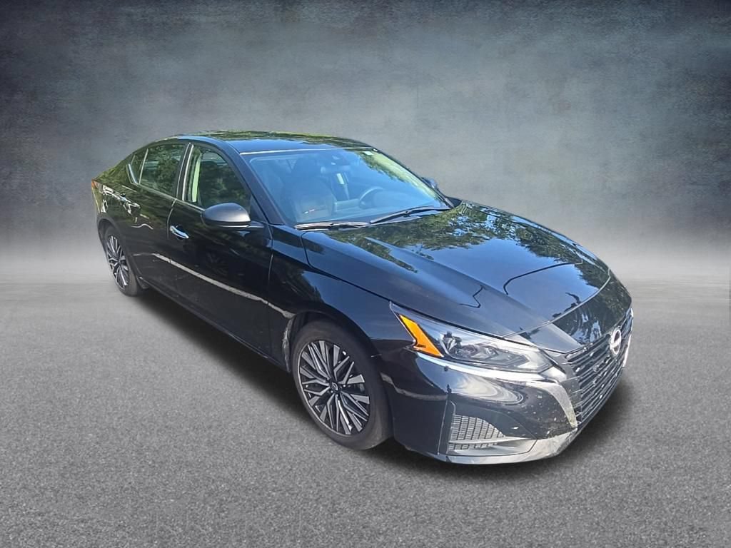 Used 2025 Nissan Altima 2.5 SV FWD image 2