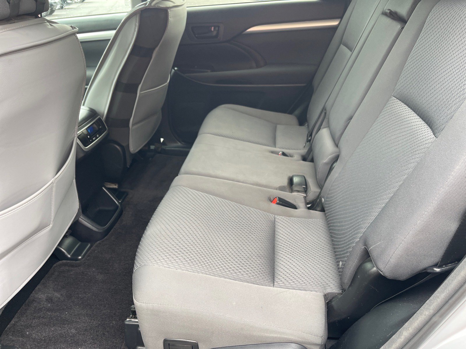 Used 2016 Toyota Highlander LE FWD image 12