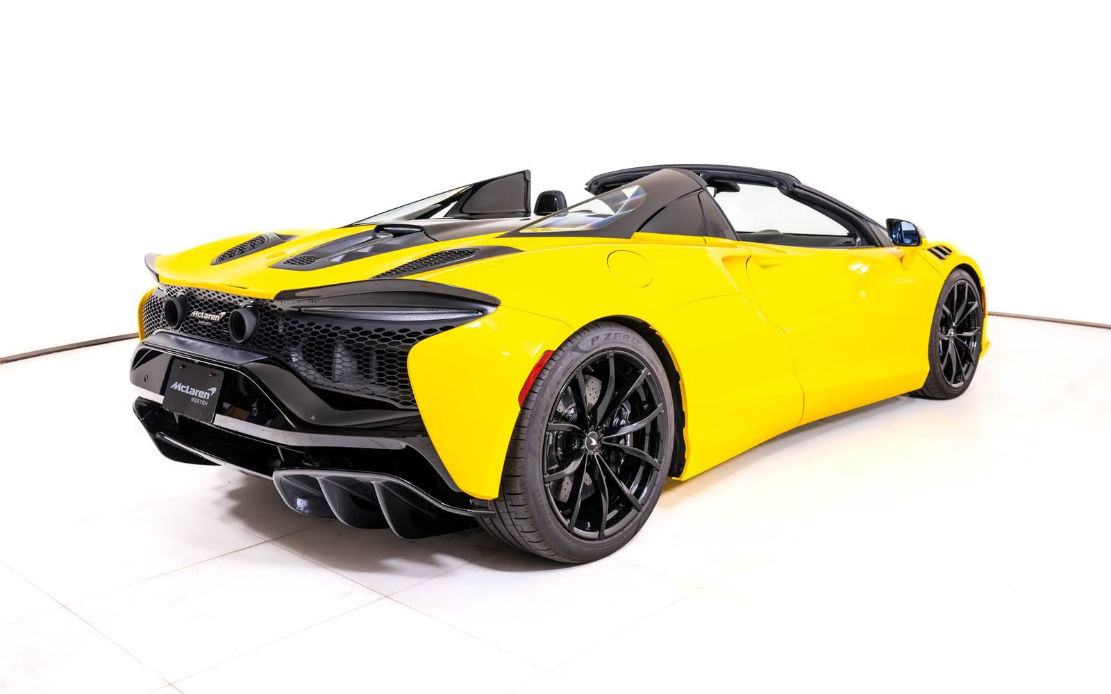 Used 2025 McLaren Artura Spider RWD image 7