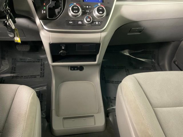 Used 2020 Toyota Sienna L image 19
