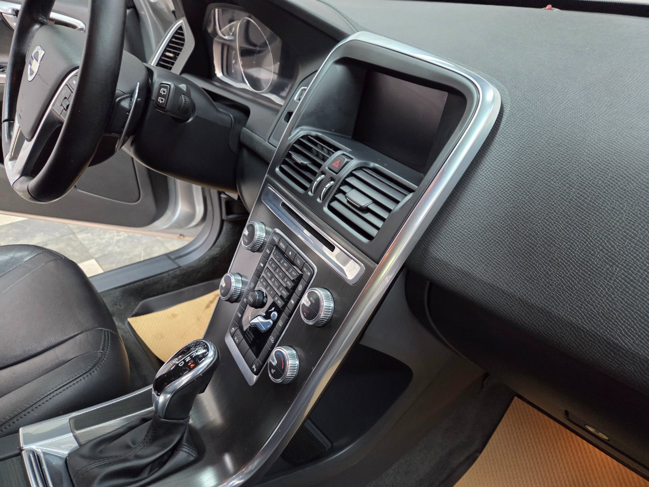 Used 2015 Volvo XC60 T6 image 21