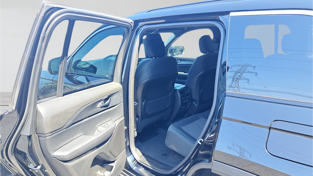 Used 2025 Jeep Grand Cherokee Laredo AWD/4WD image 11