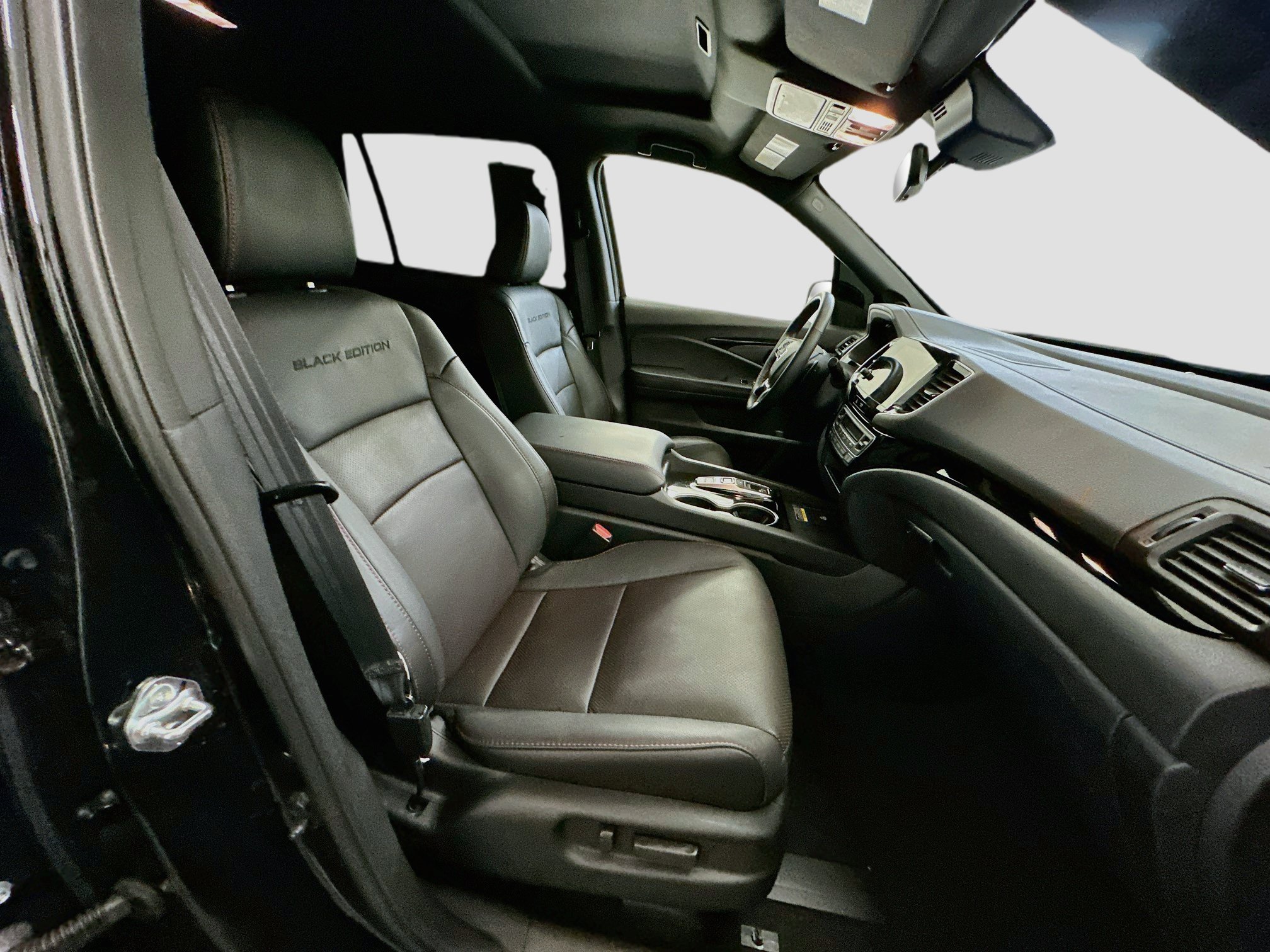 Used 2025 Honda Passport Black Edition image 34