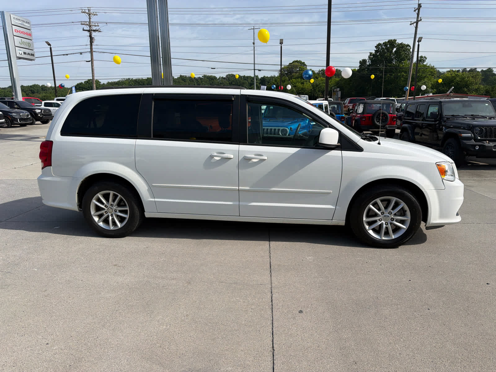 Used 2016 Dodge Grand Caravan SXT FWD image 2