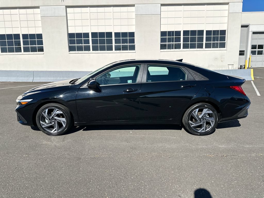 Certified 2025 Hyundai Elantra SEL FWD image 3