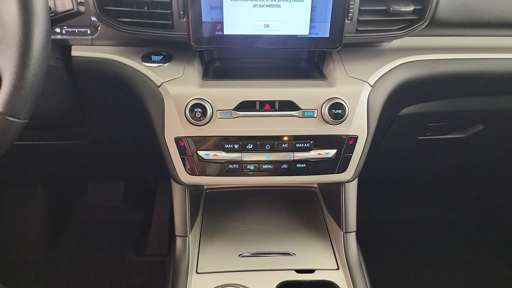 Used 2023 Ford Explorer XLT AWD/4WD image 16
