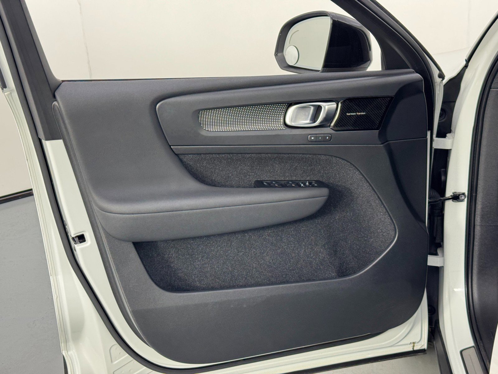 Used 2021 Volvo XC40 P8 Recharge w/ Advanced Package image 41