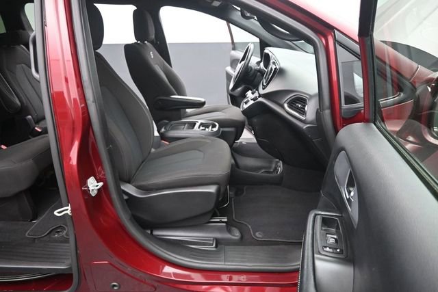 Used 2020 Chrysler Pacifica Touring w/ S Appearance Package FWD image 18