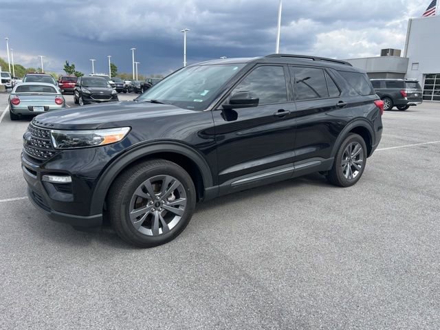 Used 2022 Ford Explorer XLT w/ Equipment Group 202A AWD/4WD image 3
