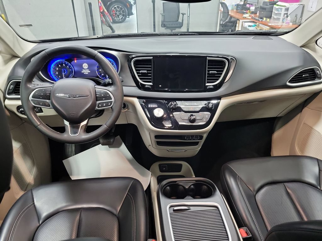 Certified 2023 Chrysler Pacifica Touring-L FWD image 3