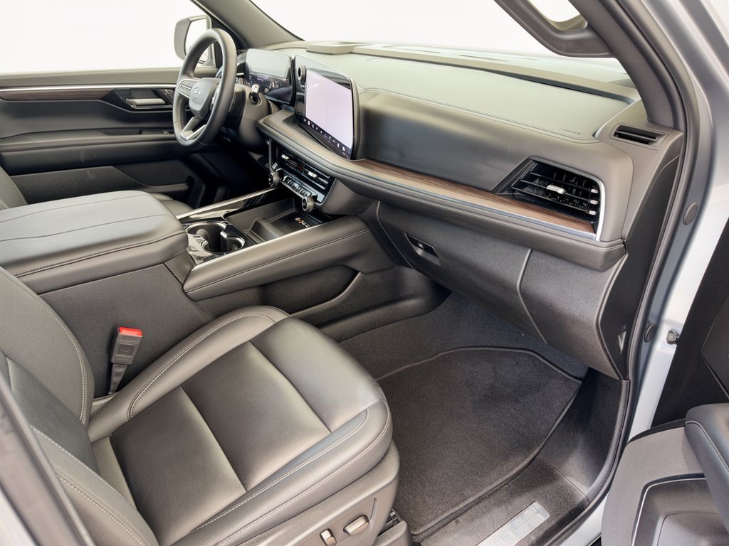 Used 2025 Chevrolet Suburban Z71 AWD/4WD image 30