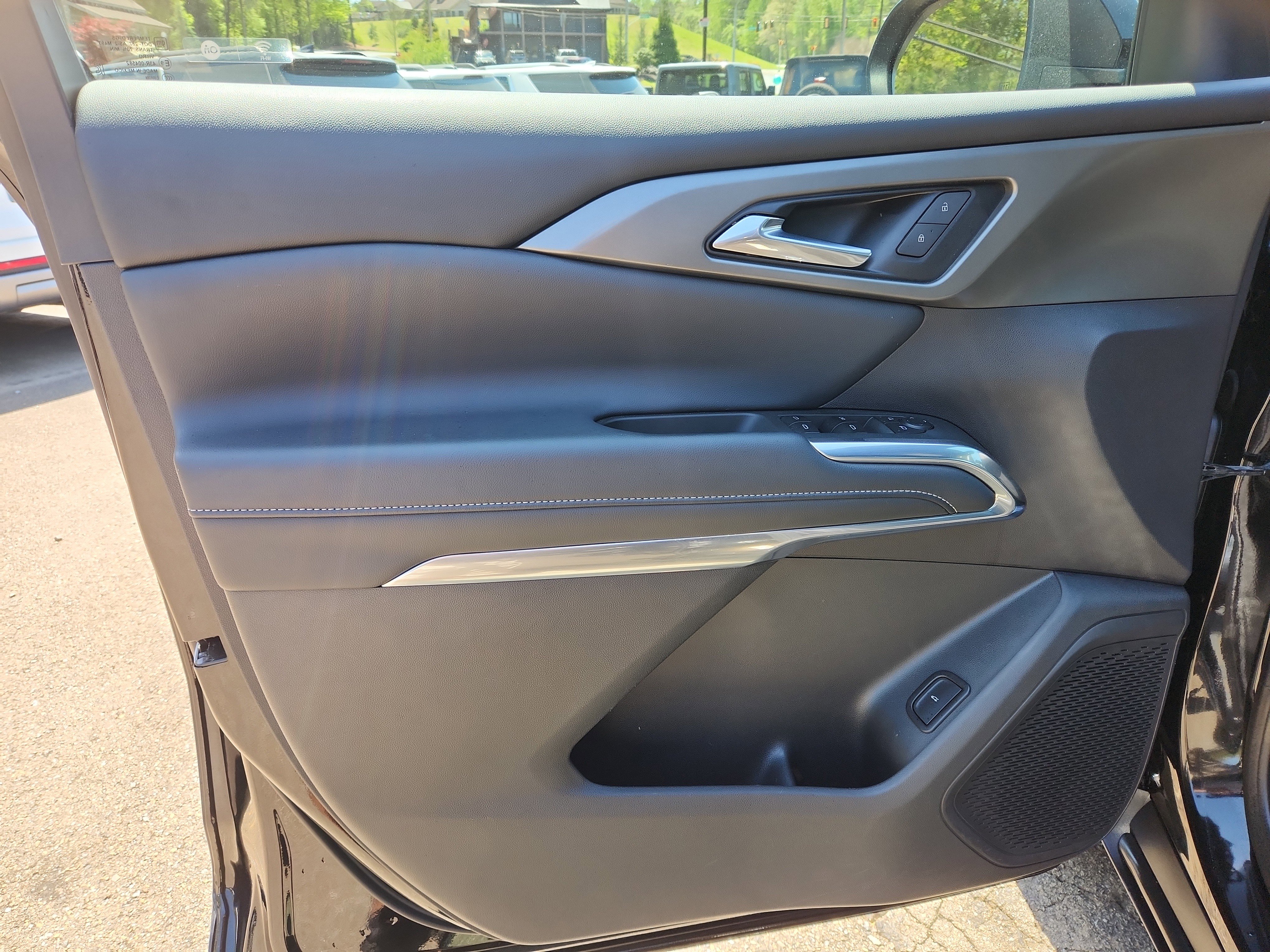 Used 2025 Chevrolet Traverse LT image 11