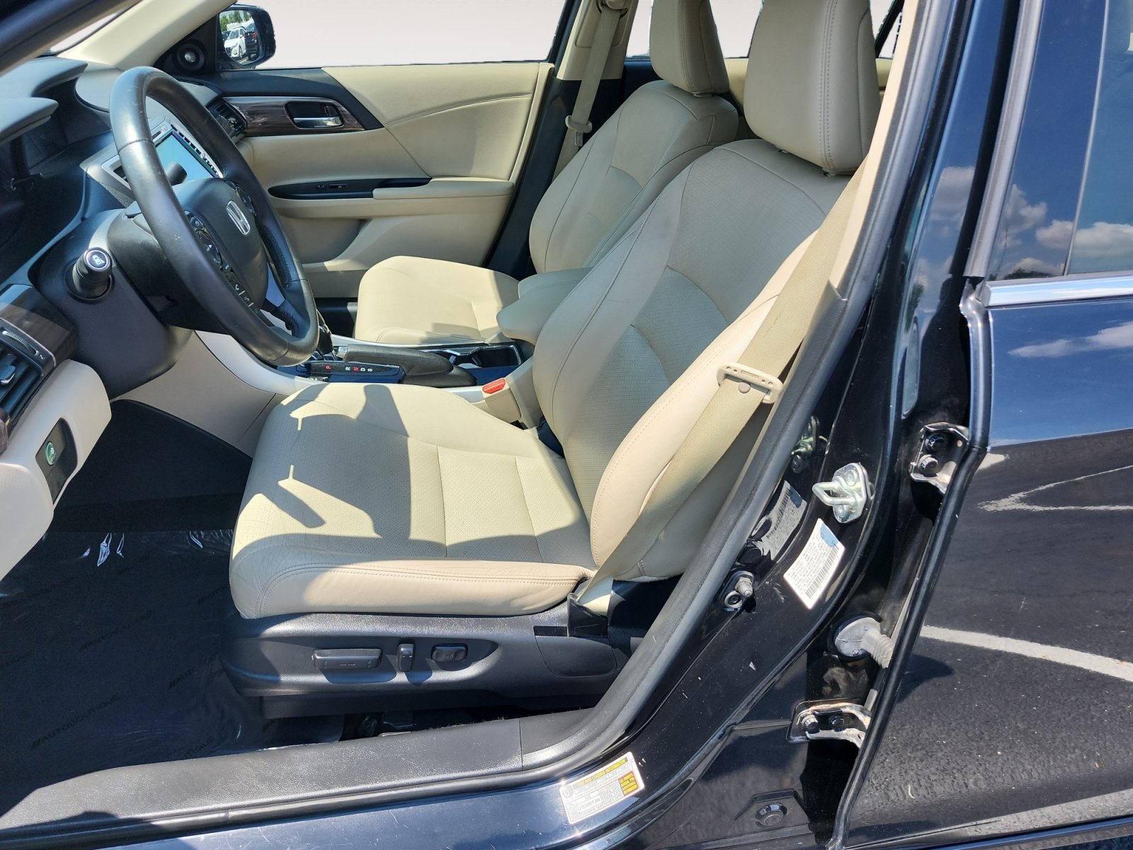 Used 2017 Honda Accord EX-L image 9