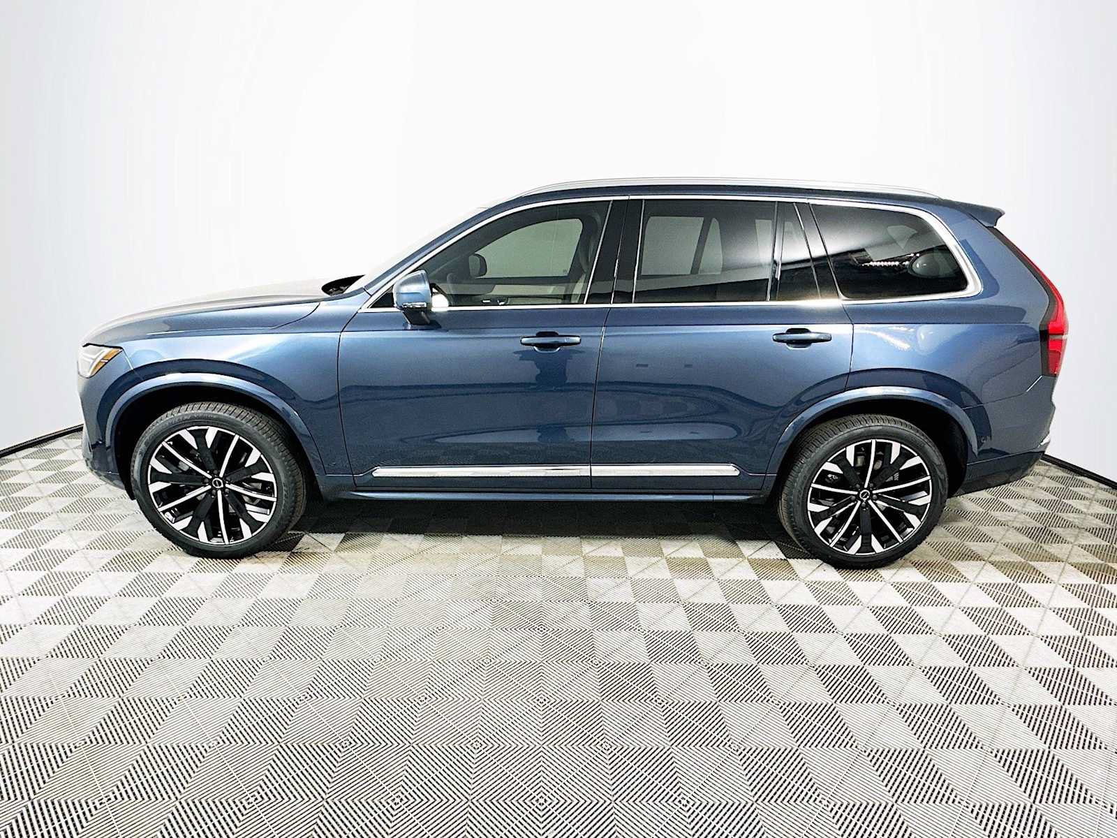 New 2026 Volvo XC90 B6 Plus w/ Protection Package Premier AWD/4WD image 4