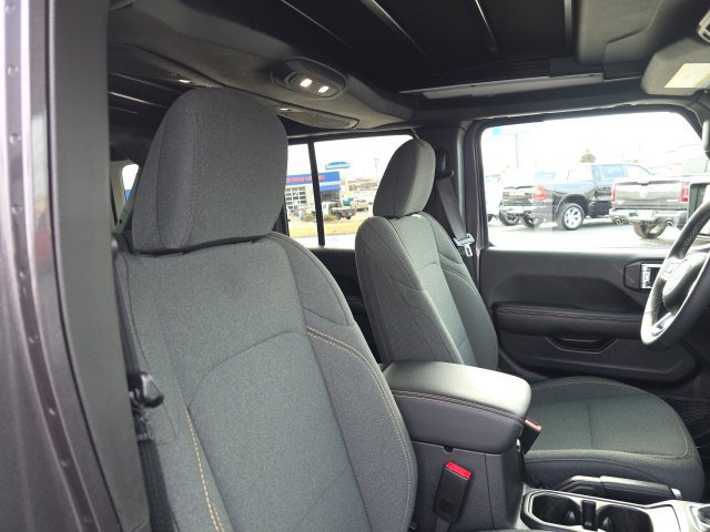 Used 2025 Jeep Wrangler Unlimited Sahara w/ Safety Group AWD/4WD image 38