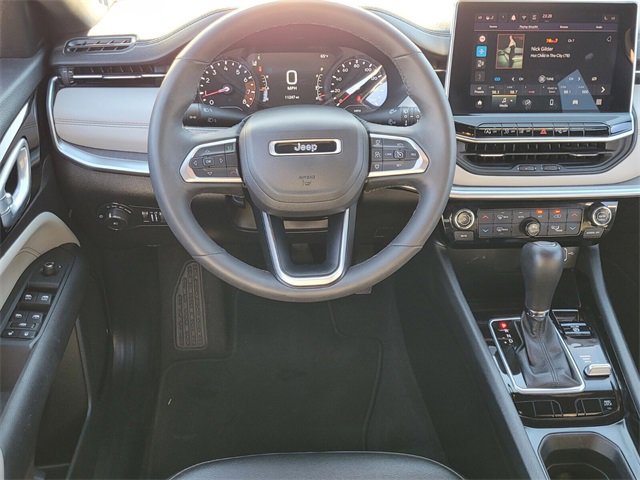 Used 2025 Jeep Compass Limited image 7