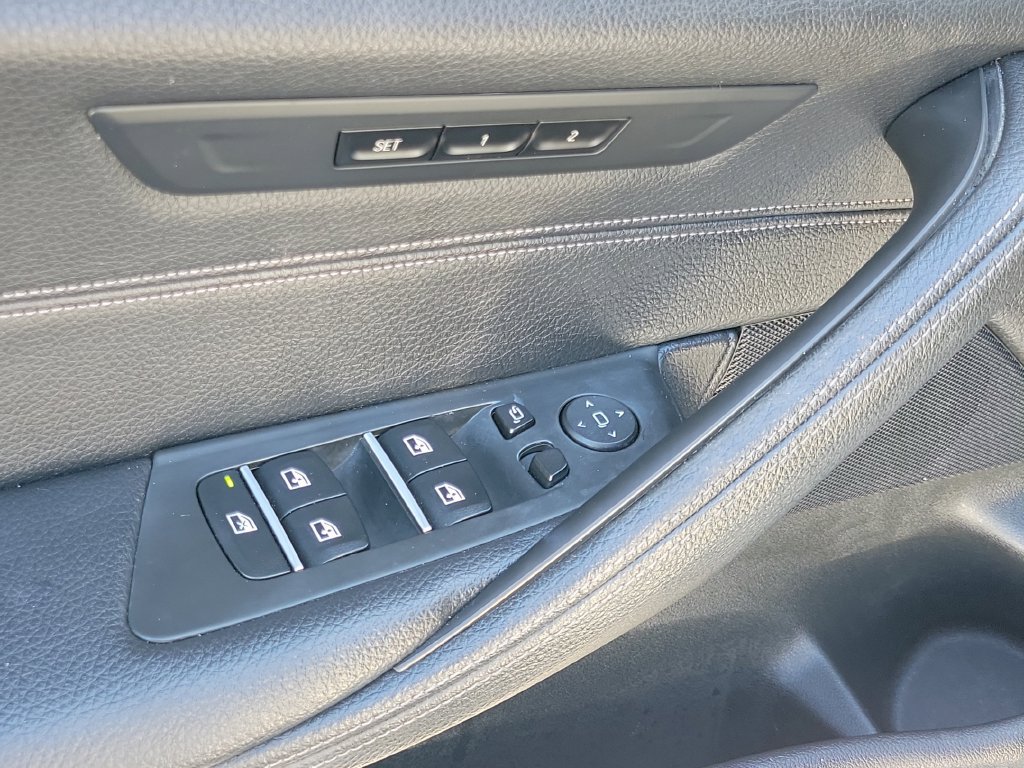 Used 2019 BMW 530e w/ Convenience Package RWD image 29