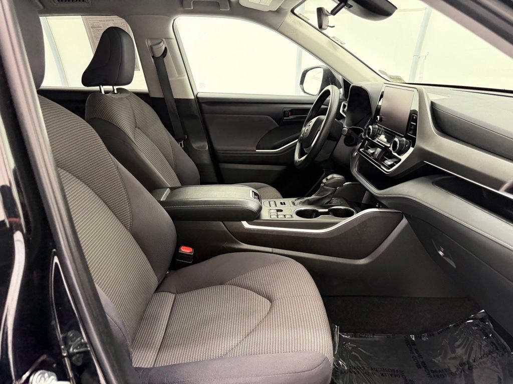 Used 2024 Toyota Highlander LE AWD/4WD image 23