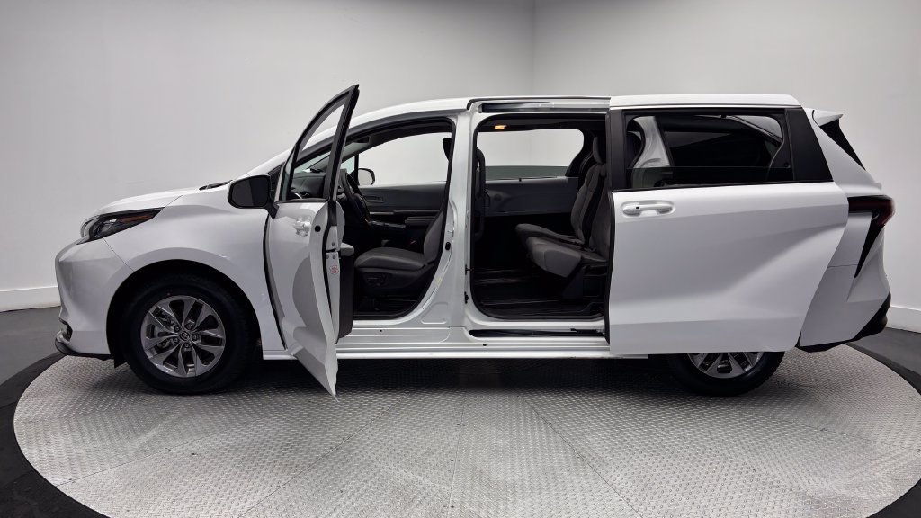 Used 2025 Toyota Sienna LE FWD image 13